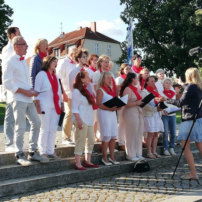 Auftritt für einen Filmdreh am Ufer des Neuruppiner Sees